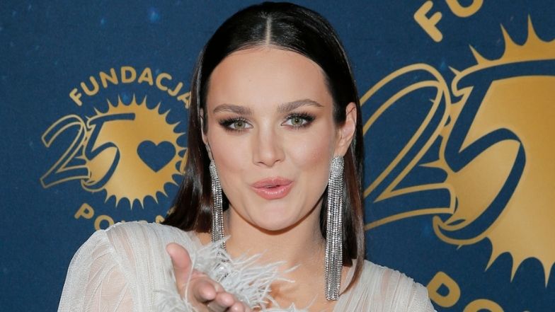 Ciężarna Ewa Farna pozuje w lustrze