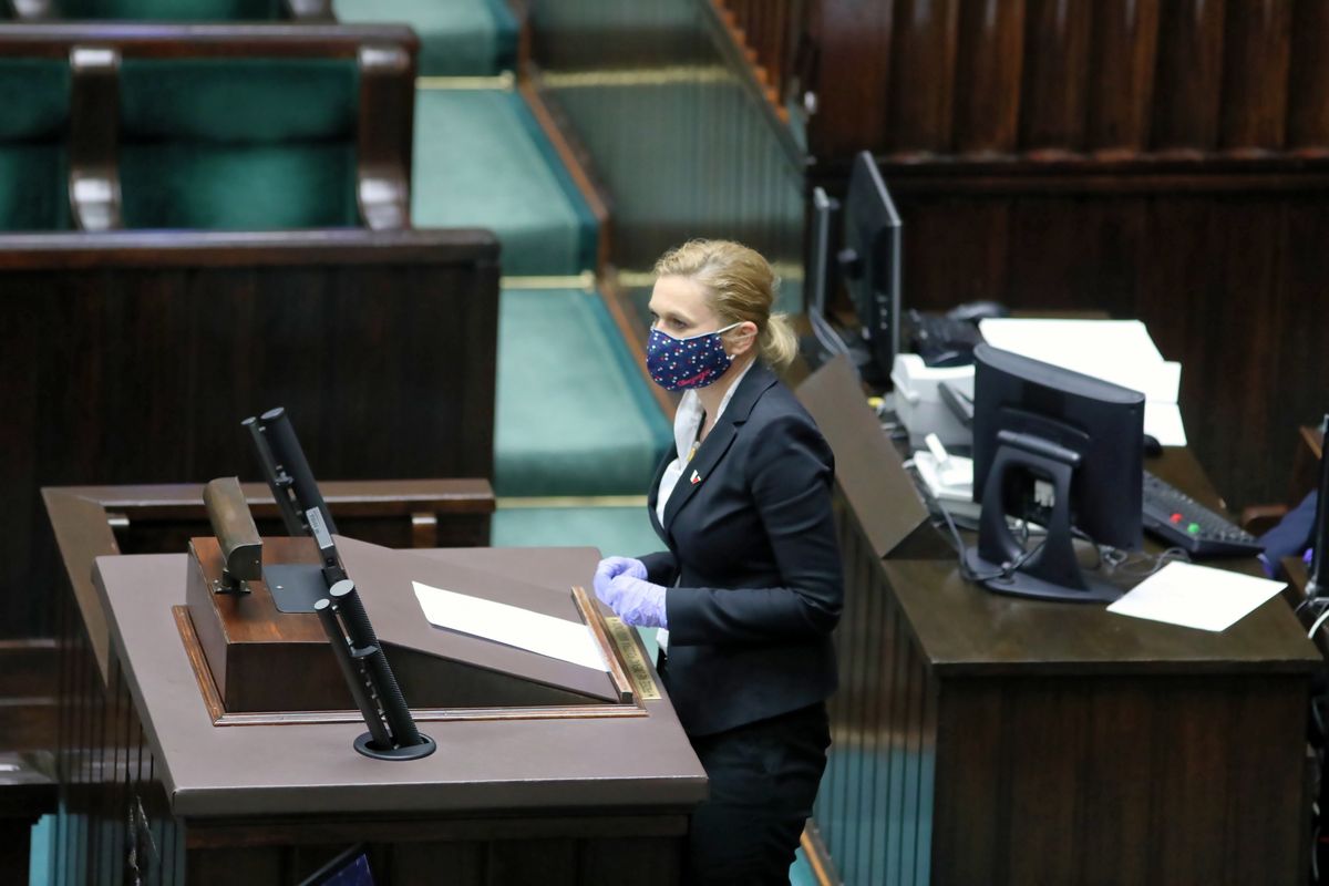 Obrady Sejmu w cieniu koronawirusa. Posłowie w maskach i gumowych rękawiczkach
