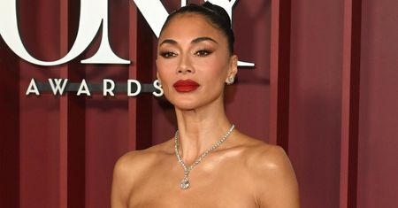 Wszystkie spojrzenia na nią. Nicole Scherzinger zachwyciła w krwistej czerwieni