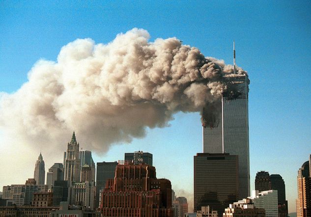 Płonące wieże World Trade Center po ataku terrorystycznym z 11 września 2001 roku. Fot. Robert Giroux/Getty Images