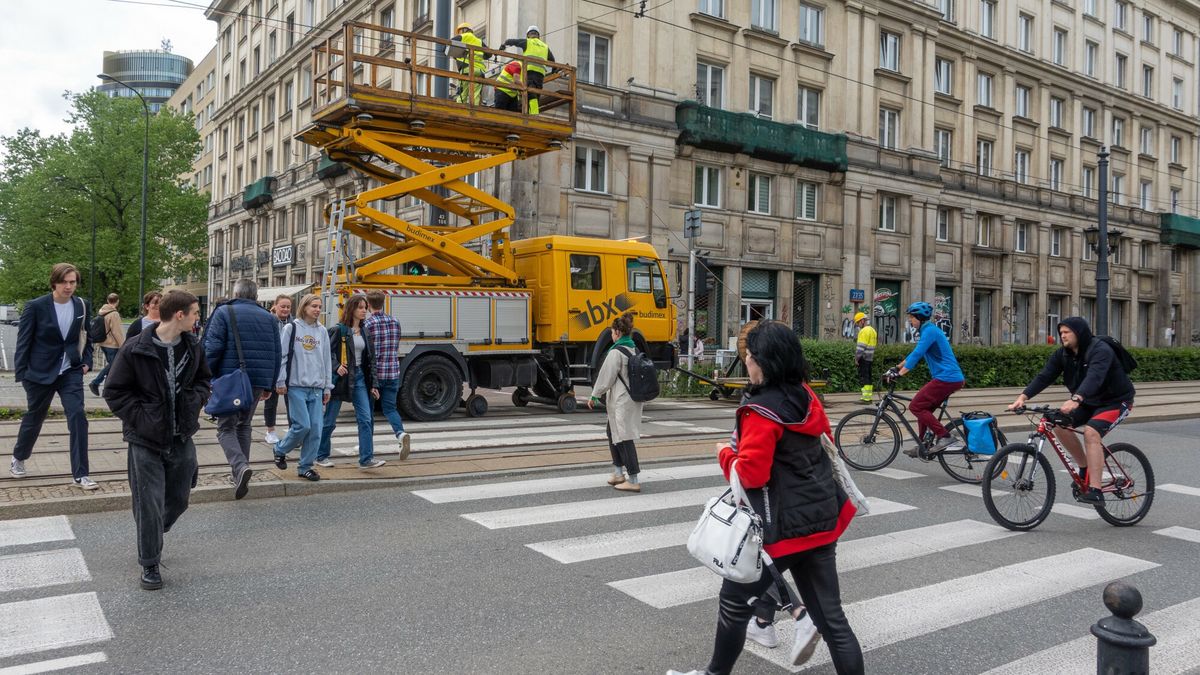East News archiwum
Fot. Witold Jaroslaw Szulecki/East News, Warszawa, 16.05.2023. Zakladanie nowej sieci trakcyjnej nad nieczynnymi torami tramwajowymi na ul. Marszalkowskiej, nad Tarsa Lazienkowska.
Witold Jaroslaw Szulecki