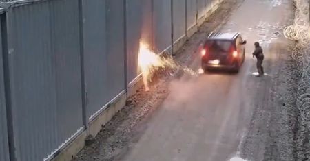 Incydent na granicy. Rzucili płonącym konarem w strażników