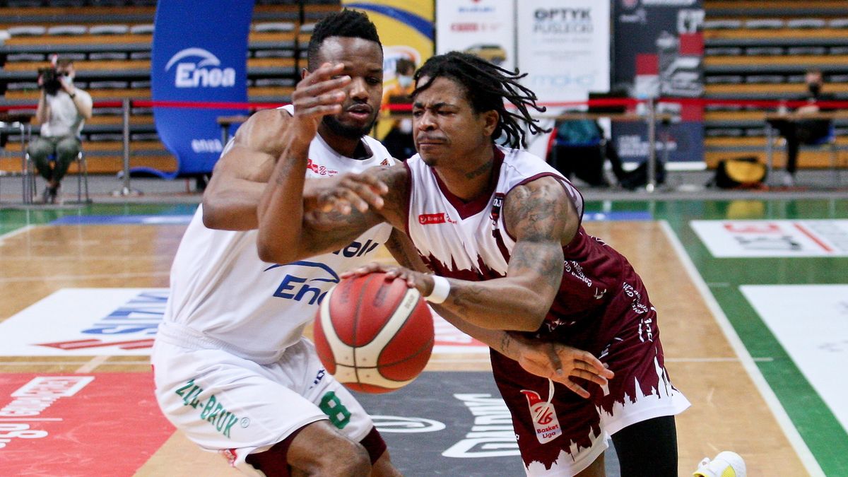 PAP / Lech Muszyński / Na zdjęciu: koszykarz Enei Zastalu BC Zielona Góra Cecil Williams (z lewej) i Nick Faust (z prawej) z PGE Spójni Stargard