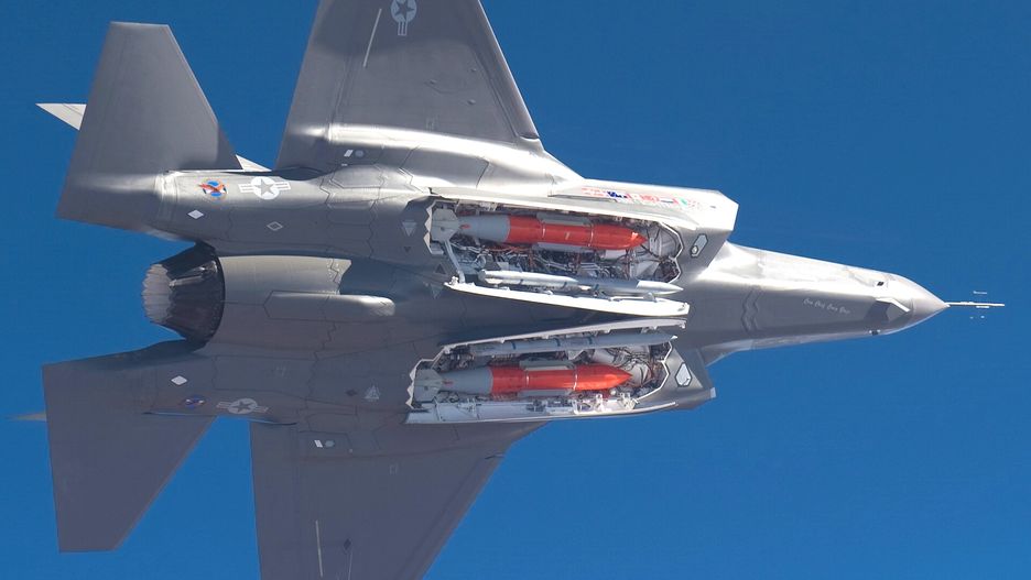 Samolot F-35 z bombami atomowymi B61