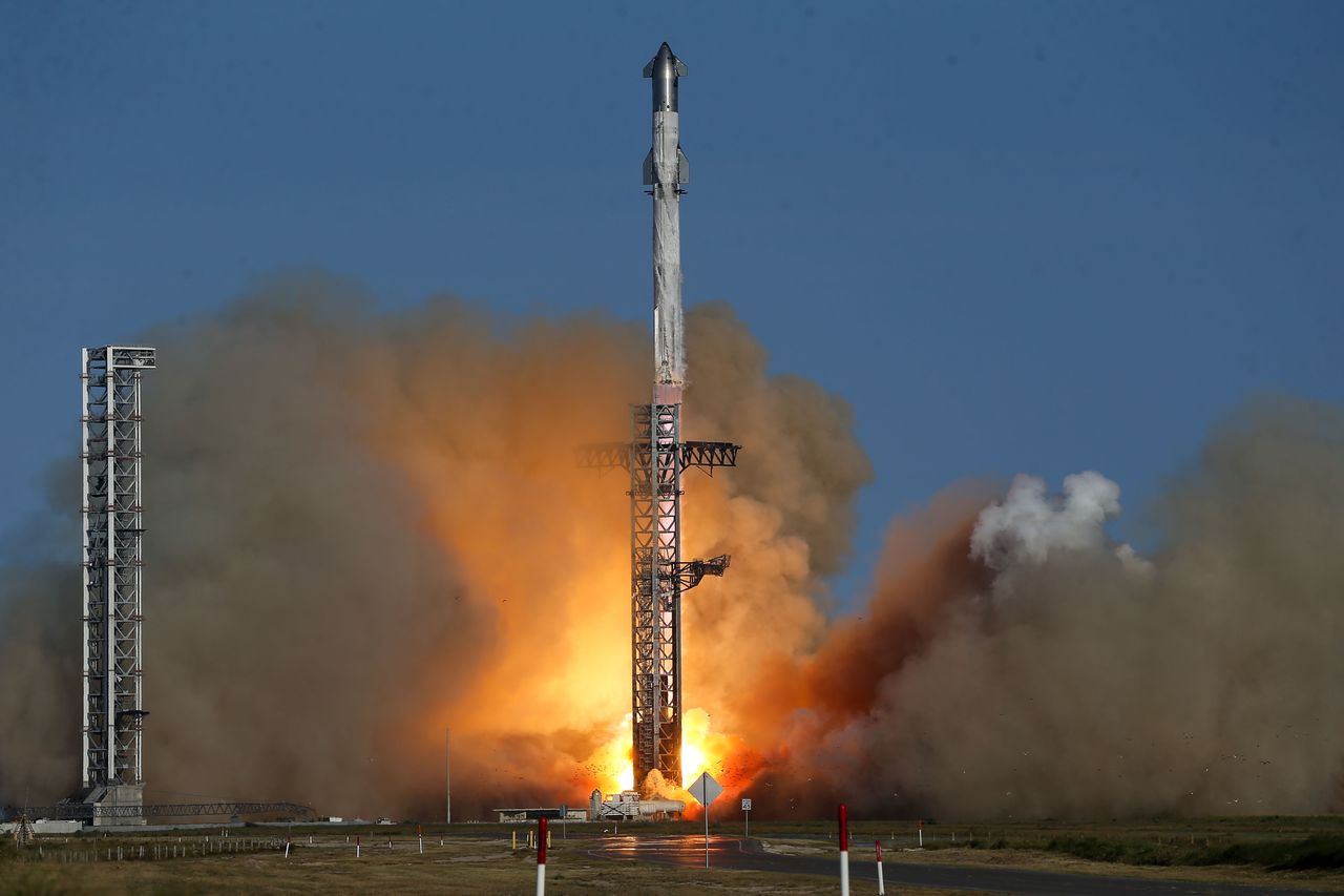 BOCA CHICA, TEXAS: Das Raumschiff SpaceX Starship und die Trägerrakete Super Heavy starteten bei einem Testflug am Dienstag, dem 19. November 2024, auf der Starbase in Boca Chica.