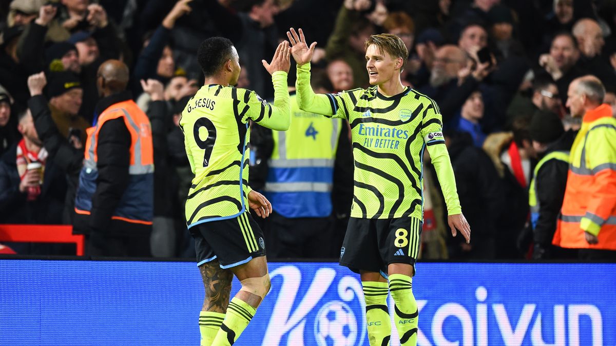 PAP/EPA / Peter Powell / Gabriel Jesus i Martin Odegaard świętują gola dla Arsenalu