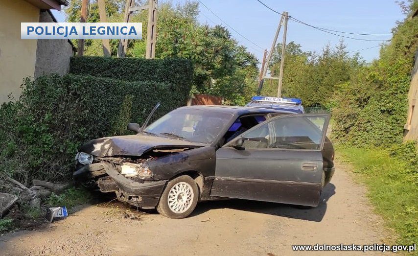 Legnica. Pościg za piratem drogowym. Ucieczka zakończona rozbiciem samochodu