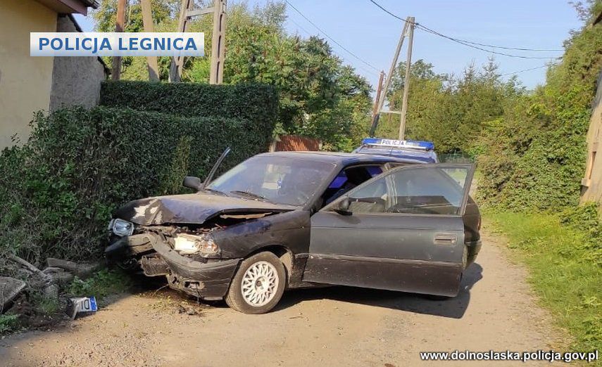 Legnica. Pościg za piratem drogowym. Ucieczka zakończona rozbiciem samochodu