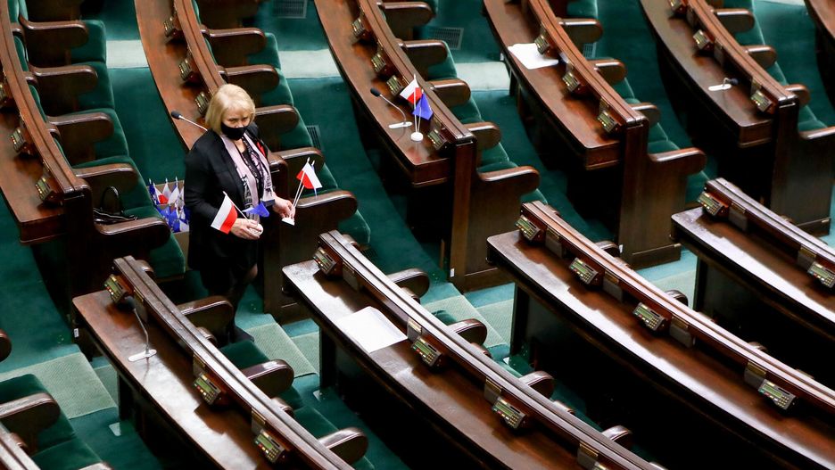 Sondaż. Polacy oceniają polityków i księży