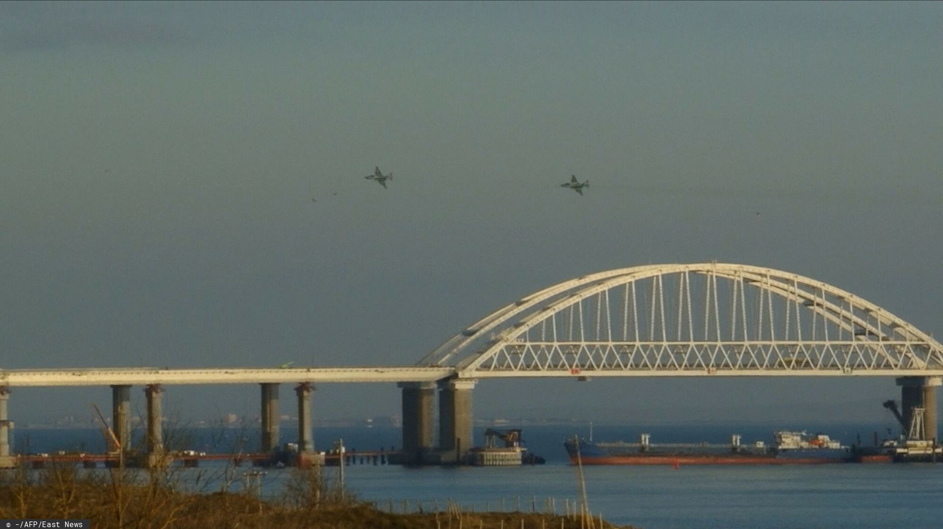 Starcie w Cie?ninie Kercze?skiejThis video grab taken from footage of local media Kerch Info on November 25, 2018 shows Russian aircraft flying over the Crimean Bridge that spans the Kerch Strait, a narrow strip that links the Azov and Black seas, as a Russian ship blocks the strait, after Russia fired on and then seized three Ukrainian ships on November 25, accusing them of illegally entering its waters in the Sea of Azov. - Kiev and Moscow were facing their worst crisis in years on November 26 as Ukraine and its Western allies demanded the release of three ships fired on and seized by Russia near Crimea. Ukraine's military was on high alert and parliament was meeting to vote on a request to impose martial law from President Poroshenko who accused Moscow of a "new phase of aggression." (Photo by - / KERCH INFO / AFP) / RESTRICTED TO EDITORIAL USE - MANDATORY CREDIT "AFP PHOTO / KERCH INFO" - NO MARKETING NO ADVERTISING CAMPAIGNS - DISTRIBUTED AS A SERVICE TO CLIENTS-