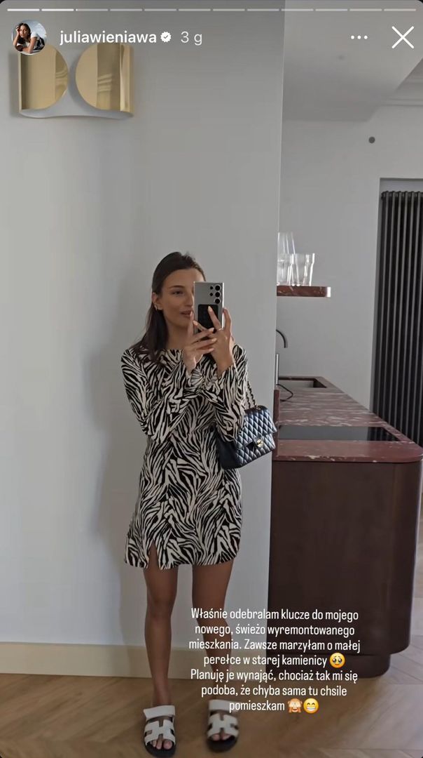Julia Wieniawa pozuje w modnych klapkach 