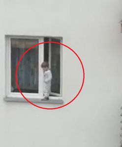 O włos od tragedii. Trzylatek chodził po zewnętrznym parapecie bloku