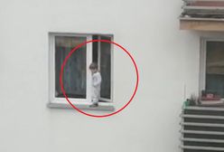 O włos od tragedii. Trzylatek chodził po zewnętrznym parapecie bloku