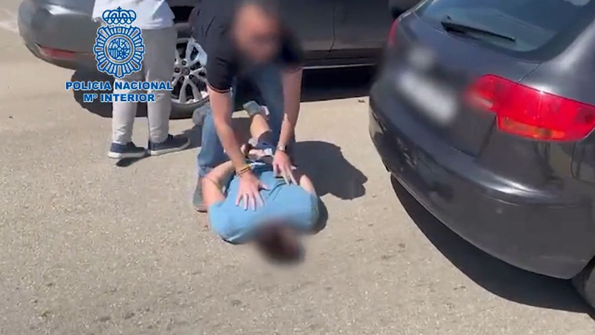 Zdjęcie okładkowe artykułu: Twitter / Policia Nacional / Na zdjęciu: zatrzymanie jednego z Albańczyków, który włamał się do willi Ronaldo na Ibizie
