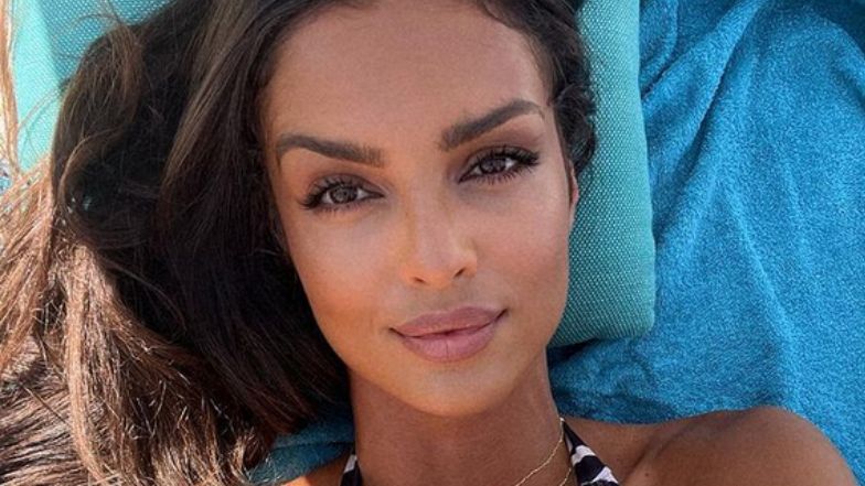 Klaudia El Dursi pozuje w bikini, prezentując wyrzeźbione mięśnie brzucha