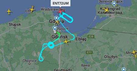 Usterka w Boeingu 737-800 z polskimi turystami na pokładzie. Samolot godzinami krążył nad Polską