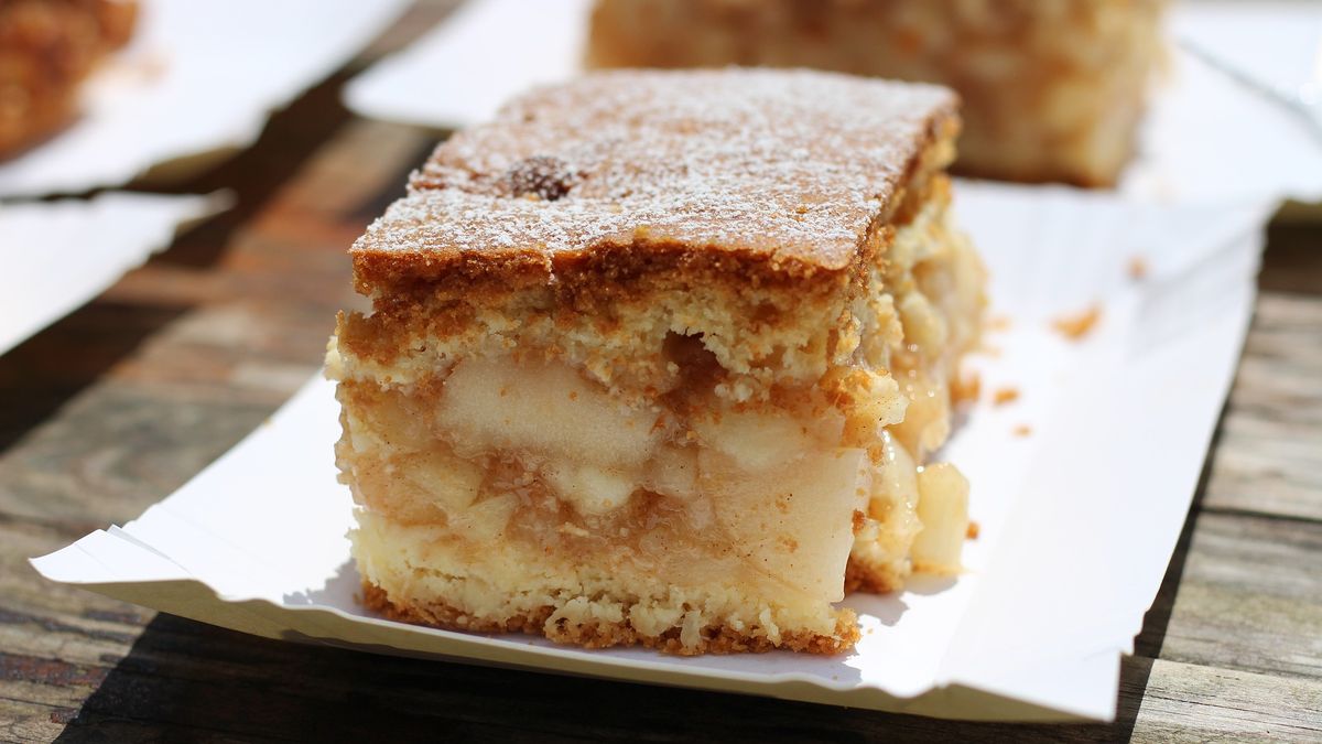 Szarlotka to jedno z ulubionych deserów Polaków, dzięki temu przepisowi przygotujesz ją w kilkanaście minut.