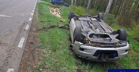 Dachował, bo chciał uniknąć zderzenia z sarną