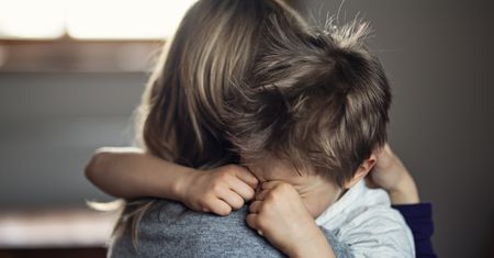 Dzieci nie zawsze mówią, co boli. Pediatra: Czujność rodzi się już w domu