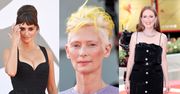 Oscarowe aktorki na premierze "Odwiecznej córki" w Wenecji: Tilda Swinton z barwami Ukrainy na głowie, Julianne Moore w Miu Miu, Penelope Cruz w Chanel (ZDJĘCIA)