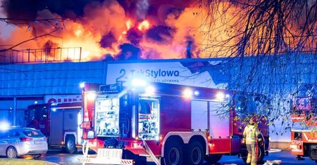 Pożar marketu w Rudzie Śląskiej. Z ogniem walczy 60 strażaków