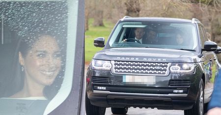 Meghan Markle i "po prostu Harry" jadą na niedzielną mszę w asyście ochroniarza (ZDJĘCIA)