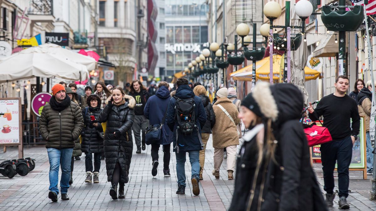 WARSAW, MASOVIAN VOIVODESHIP, POLAND - 2022/03/04: Crowd of people seen on Chmielna Street in Warsaw. (Photo by Karol Serewis/SOPA Images/LightRocket via Getty Images)
