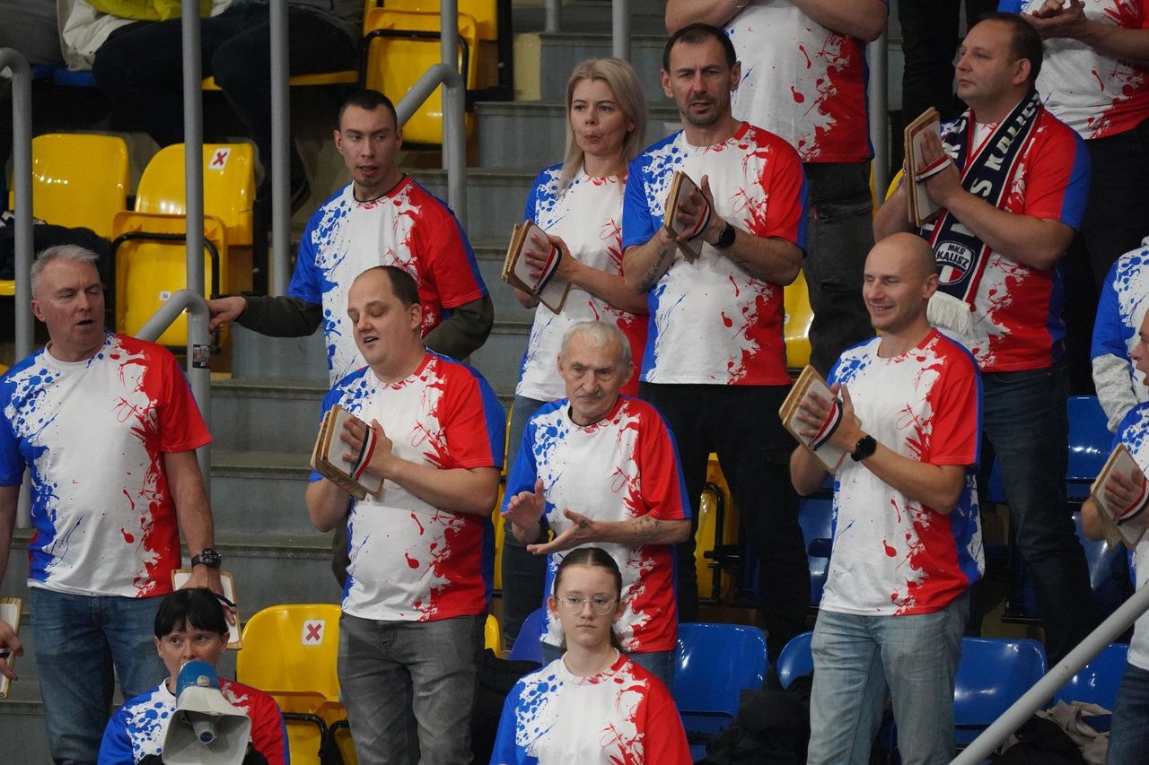 Kibice podczas meczu piłkarzy ręcznych Netland MKS Kalisz - Wisła Płock. ZDJĘCIA