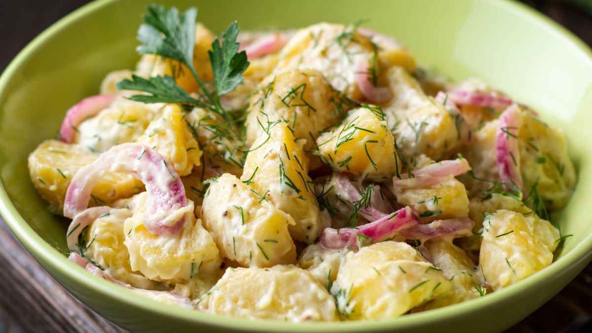 Sałatka ziemniaczana z przepisu Strzelczyka wychodzi obłędnie!