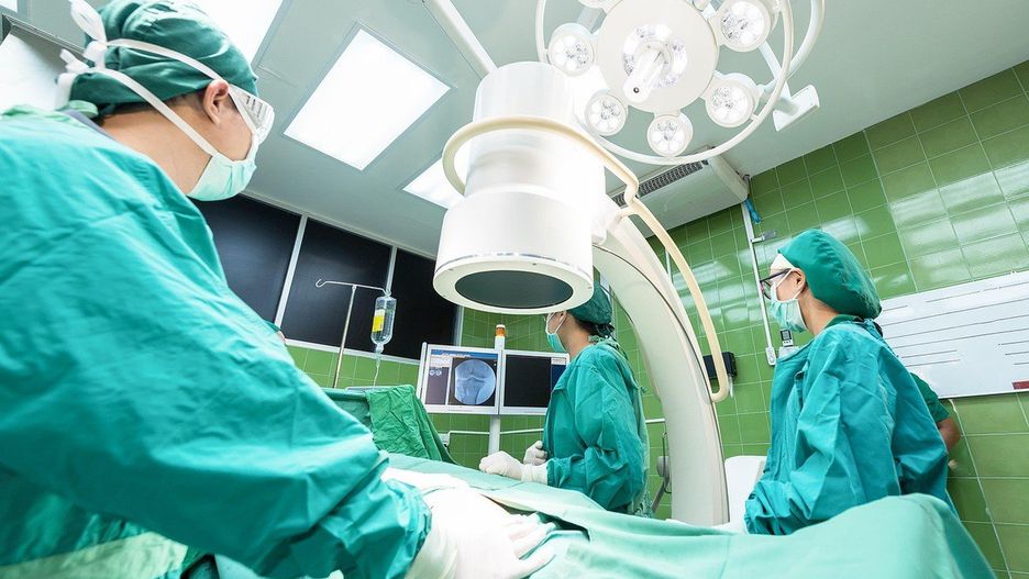 Zespół neurochirurgów z Wojewódzkiego Szpitala Specjalistycznego w Sosnowcu zabieg wszczepienia programowalnej zastawki komorowo-otrzewnowej