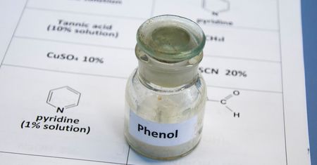Fenol – zastosowanie, właściwości, wskazania i szkodliwość