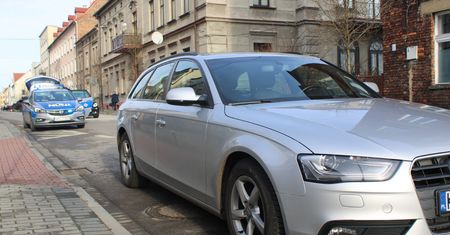 Pijany kierowca uderzył w tył radiowozu. Został zatrzymany podczas pościgu.