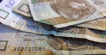 Banki mają obowiązek od ręki wymienić zużyte banknoty, ale nie wszystkie stosują się do zarządzenia NBP