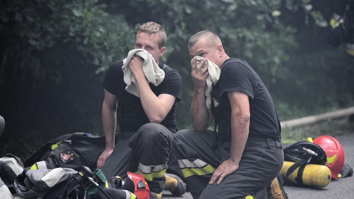Przy pożarze składowiska ze Zgierza życiem i zdrowiem ryzykowało 250 strażaków.