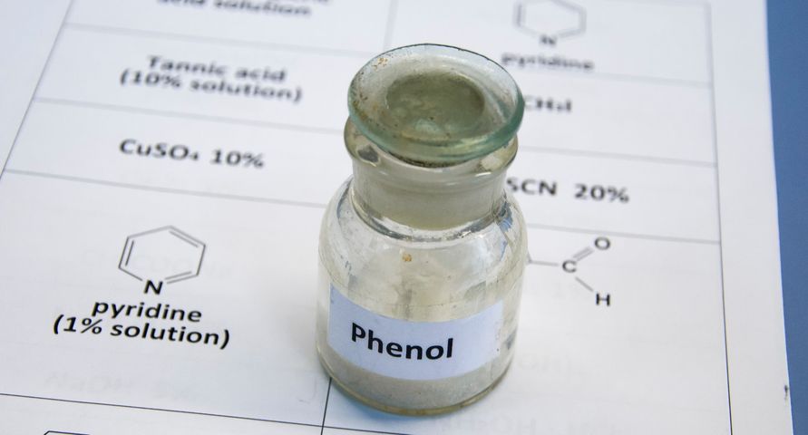 Fenol to najprostszy przedstawiciel rodziny fenoli i organiczny związek chemiczny  wykorzystywany w medycynie i przemyśle.