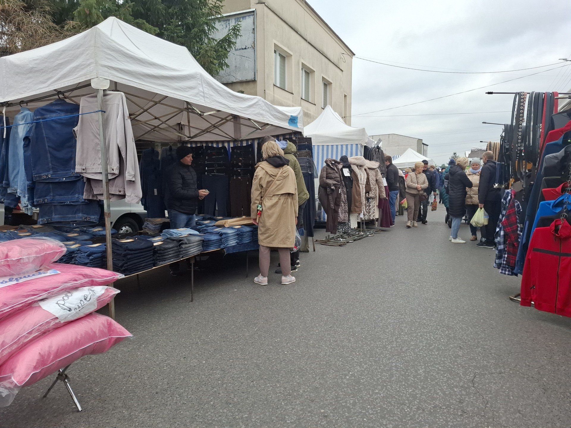 Pierwsza sobota października na targowisku miejskim. W sprzedaży wiązanki