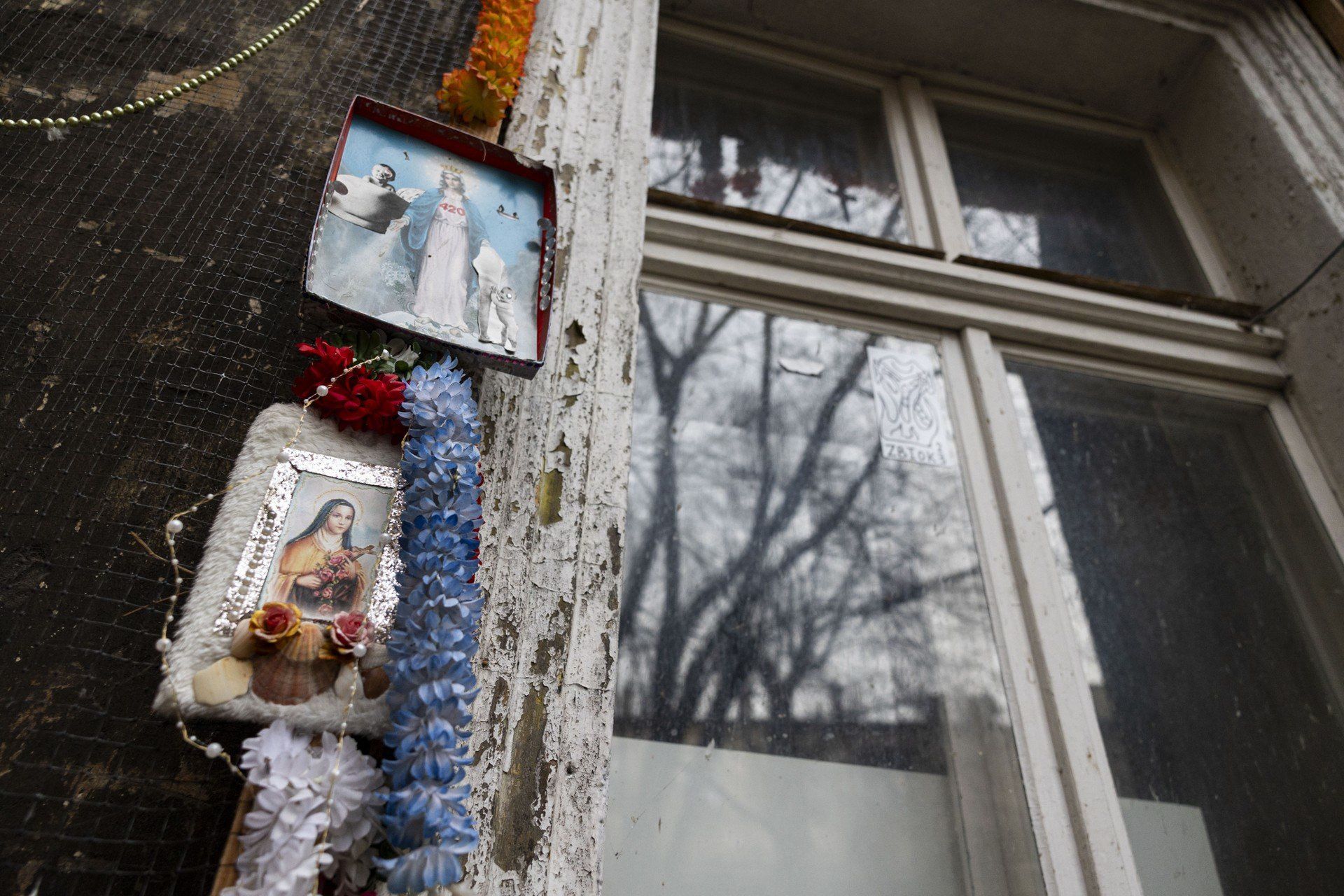 Kamienica i podwórko w sercu Krakowa inna niż wszystkie. Groza, graffiti i Matka Boska