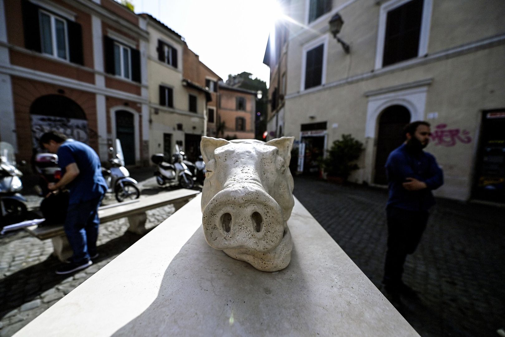 epaselect epa09294586 A view of the 'porchetta' sculpture in the Trastevere neighborhood, Rome, Italy, 22 June 2021. The 'porchetta' sculpture is a temporary art installation made on behalf of the RUFA Rome University of Fine Arts institute by Amedeo Longo.  EPA/Riccardo Antimiani Dostawca: PAP/EPA.