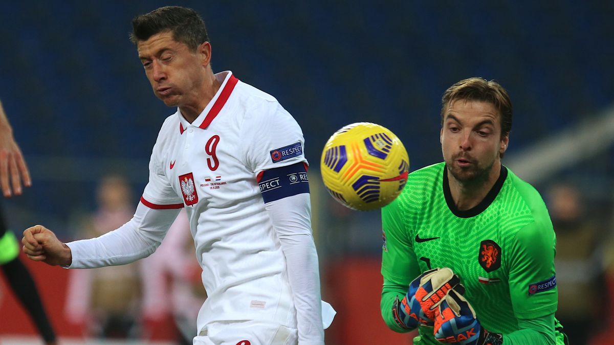 Polak Robert Lewandowski (z lewej) i Tim Krul (z prawej) z Holandii