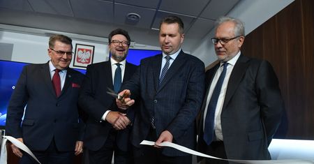 "Portrety Morawieckiego i Czarnka" oraz NBP. Student zdradza kulisy wyjątkowej uczelni