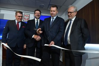 "Portrety Morawieckiego i Czarnka" oraz NBP. Student zdradza kulisy wyjątkowej uczelni