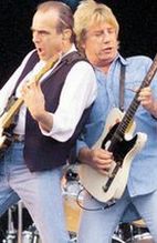 ''Bula Quo!'': Muzycy Status Quo zaczynają od gitar, kończą na spluwach