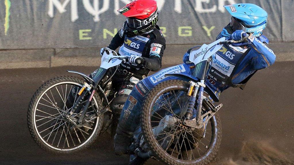 WP SportoweFakty / Jarosław Pabijan / Bartosz Zmarzlik (kask niebieski) i Tai Woffinden (kask czerwony)