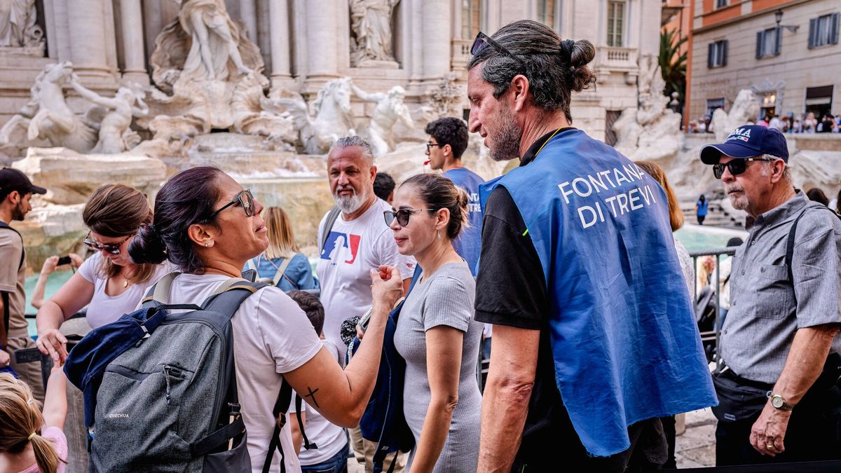 S?u?by pilnuj? porz?dku przy fontannie di Trevi
Tourists at the Trevi Fountain in Rome ROME, ITALY -MAY 27: Staff assigned to welcome and secure tourists at the Trevi Fountain on May 27, 2025 in Rome, Italy. Access to the Trevi Fountain is restricted, with a maximum of 400 people at once in the space below the stairs. This system was introduced to handle the influx of the many tourists present every day. Rome Italy Copyright: xStefanoxMontesix
IMAGO/Stefano Montesi