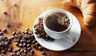 Z mlekiem czy bez? Jaka kawa przyniesie nam więcej korzyści?
