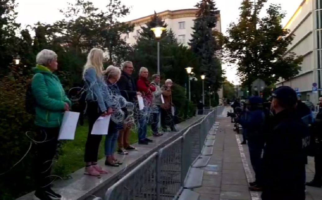 Protest przed Sejmem. Demonstranci rozwinęli drut  