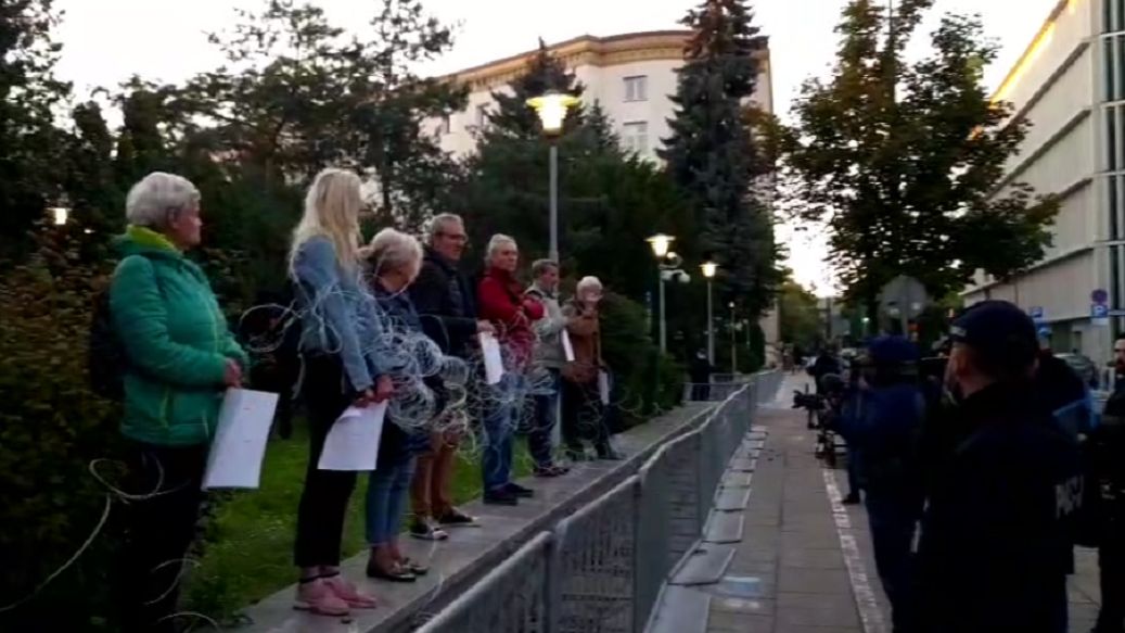 Protest przed Sejmem. Demonstranci rozwinęli drut 