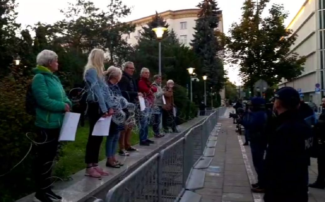 Protest przed Sejmem. Demonstranci owinęli się drutem