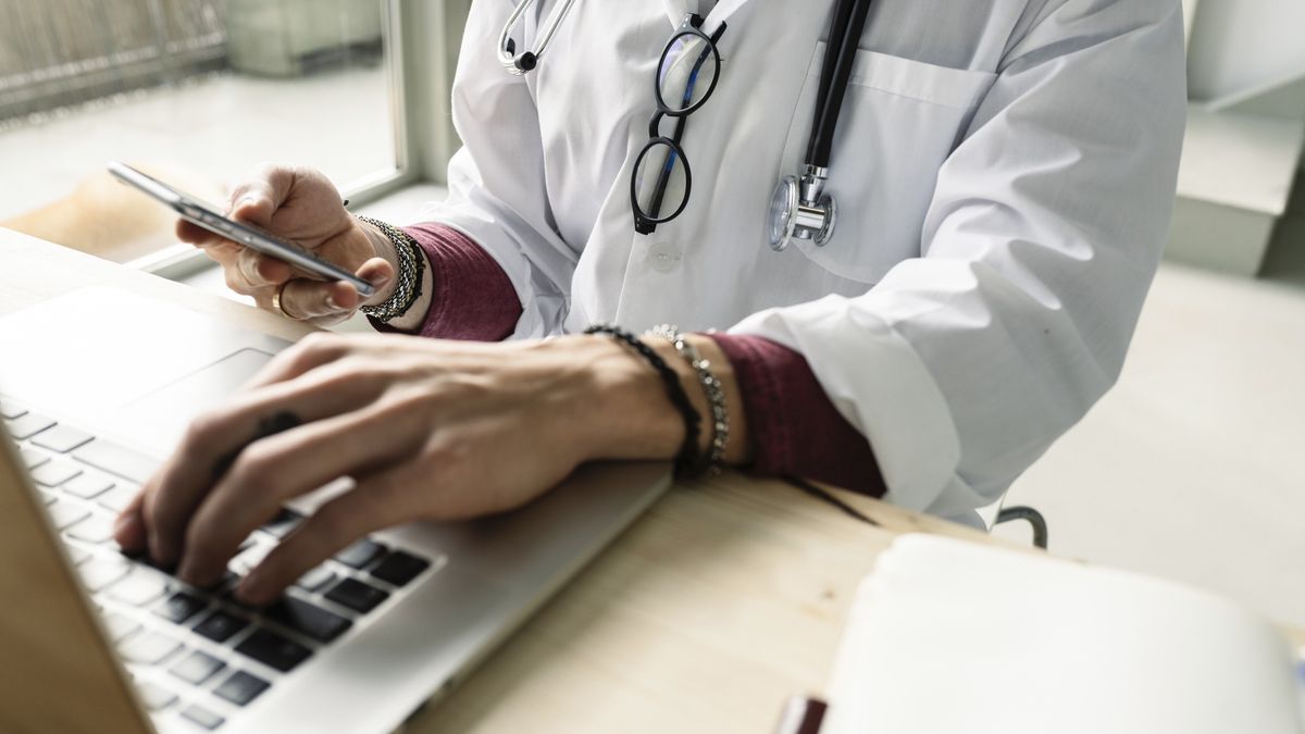 close-up of a female doctor using computer and smartphone
close-up of a female doctor using computer and smartphone
jose carlos cerdeno martinez
