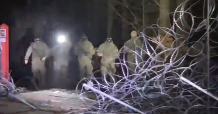 Nocny atak migrantów na granicę. Straż i wojsko publikują najnowsze nagrania